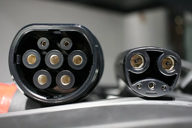 640px-Tesla-charging-iec-type-2-outlet-tesla02-outlet